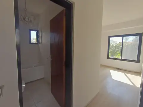 Casa en Alquiler con 2 cocheras