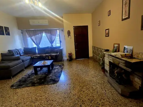 casa 5 ambientes a la Venta con cochera ,Patio, Apto Credito