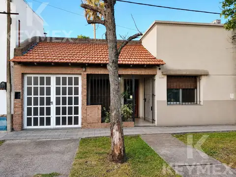 Casa en  Venta, tres dormitorios, garaje, parque, Los Hornos, La Plata