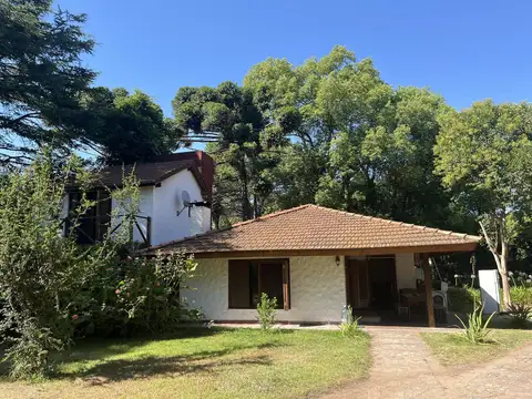 Casa con pileta y parque arbolado