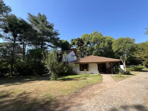 Casa con pileta y parque arbolado
