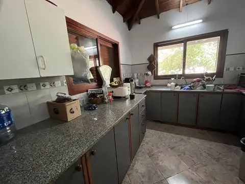 Casa con pileta y parque arbolado