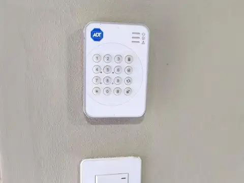 Casa en Alquiler con 2 cocheras