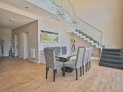 Casa en venta de 3 dormitorios con pileta frente a Rosario Golf Club 