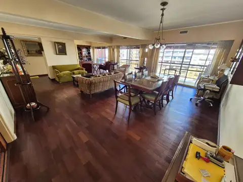PISO de 5 AMBIENTES CON DOS COCHERAS