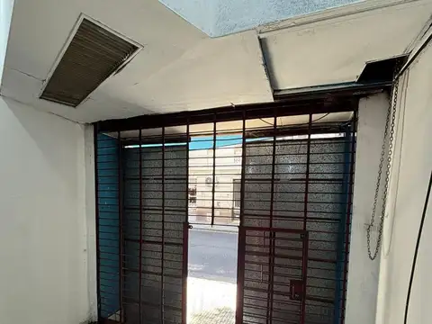 EXCELENTE LOCAL EN ZONA ONCE - ALTO TRANSITO PEATONAL Y VEHICULAR - BAJAS EXPENSAS