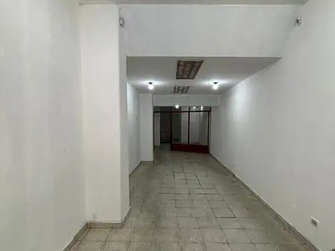 EXCELENTE LOCAL EN ZONA ONCE - ALTO TRANSITO PEATONAL Y VEHICULAR - BAJAS EXPENSAS