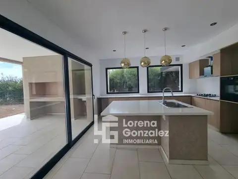 Casa 5 ambientes con 6 baños