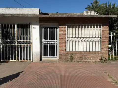 SE VENDE CASA UBICADA SOBRE AV. ALEM 