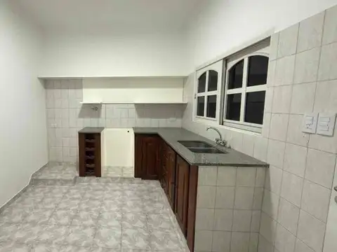 CASA EN VENTA 3 AMB CON COCHERA Y PATIO BANFIELD