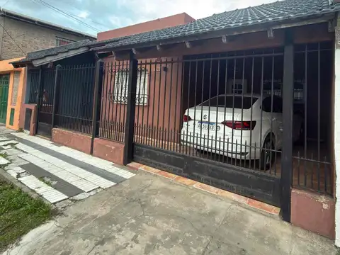 CASA EN VENTA 3 AMB CON COCHERA Y PATIO BANFIELD