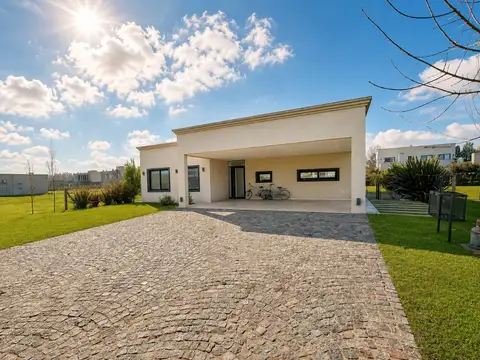 CASA EN VENTA SAN FELIPE 5 AMBIENTES CON PISCINA