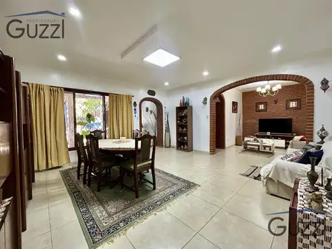 Venta de casa en Villa Adelina sobre lote propio de 10 x 30 m, con cochera cubierta al frente.