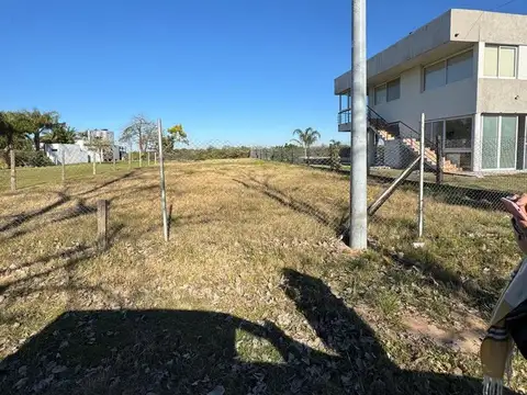 TERRENO EN CAYASTA SOBRE BARRANCA AL RIO