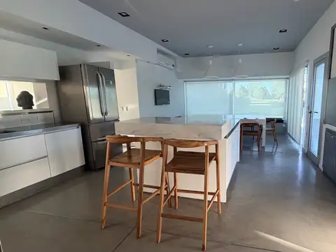 Casa en Alquiler Temporal con 2 cocheras