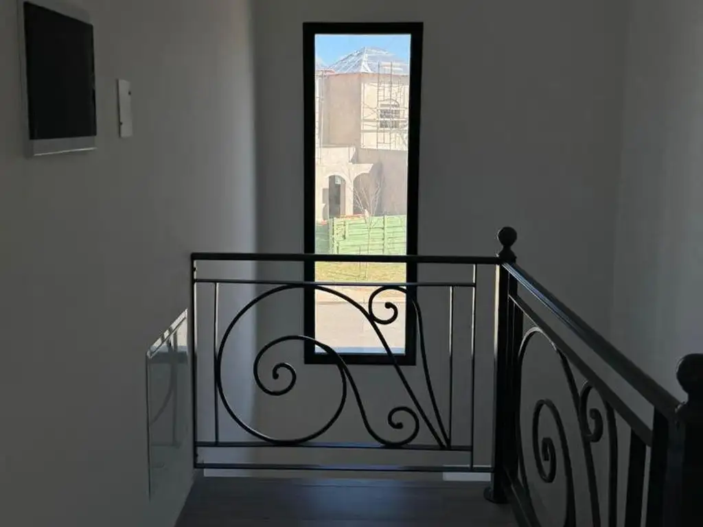 Casa - 167  m² Cubierta | 3 dormitorios | A Estrenar | 2 baños | 4 ambientes | 2 cocheras