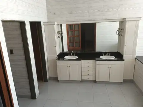 Casa 12 ambientes con 4 baños