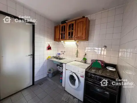 Chalet en 2 Plantas, 4 Amb.   2 Locales en Esquina