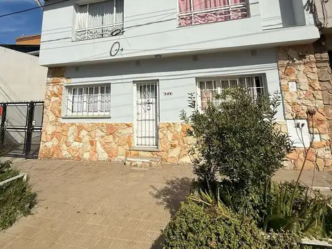 Casa 2 habitaciones + 2 deptos en Bº Roca