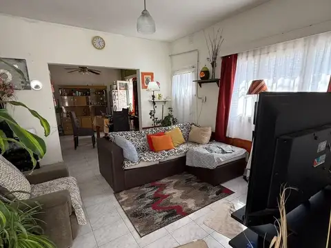 Casa 2 habitaciones + 2 deptos en Bº Roca