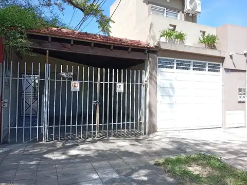 Venta PH 2 ambientes en Lomas de Zamora con patio.