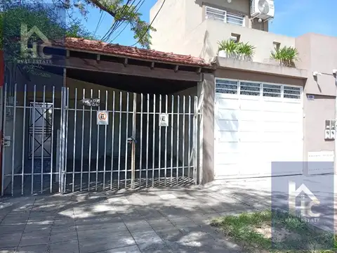 Venta PH 2 ambientes en Lomas de Zamora con patio.
