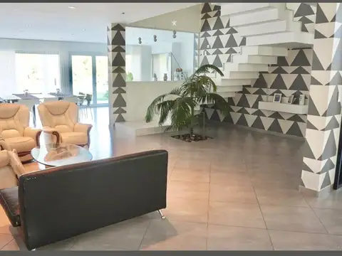 Casa 6 ambientes con 5 baños