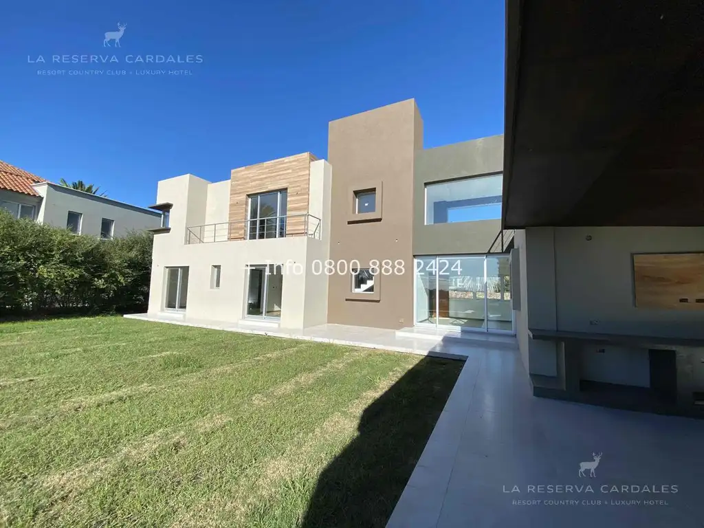 Casa - 260  m² Cubierta | 3 dormitorios | A Estrenar | 5 baños | 6 ambientes | 3 cocheras