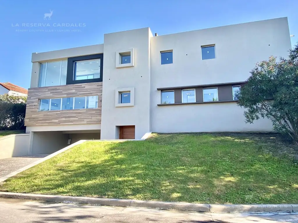 Casa en Alquiler - 3 dormitorios - USD 2.000