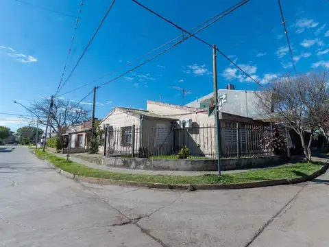 CASA DE 3 DORMITORIOS Y COCHERA EN SANTO TOMÉ
