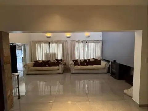 Casa en Alquiler en Villa Allende, USD 3.500
