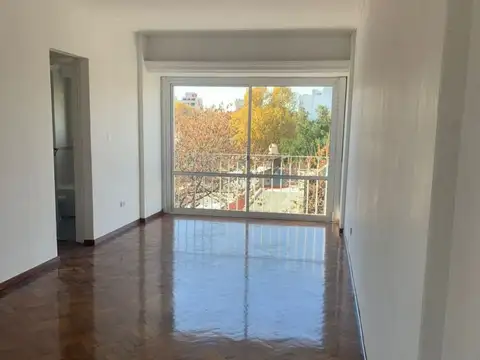 Luminoso depto. de 3 ambientes al frente + 2 baños