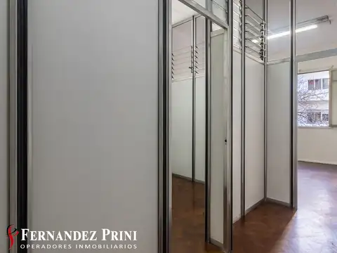 Oficina al frente en Tribunales, muy luminosa