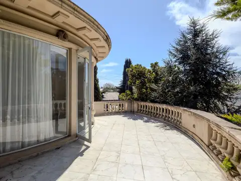 Casa 8 ambientes con 7 baños