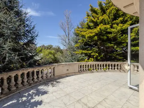 Casa en Venta con 3 cocheras