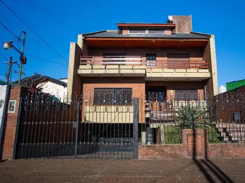 Venta casa 6 ambientes con jardín, quincho y garaje en El Palomar.