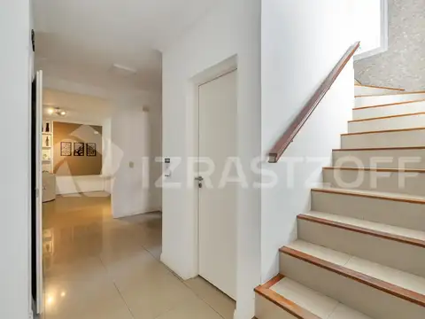 Casa en venta en Ayres del Pilar con 4 dormitorios y escritorio de excelente calidad