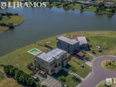 Casa en San Sebastián sobre hermosa Bahía a la laguna en Área 1 MB
