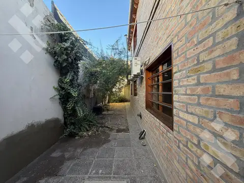 Casa en Alquiler con 2 cocheras