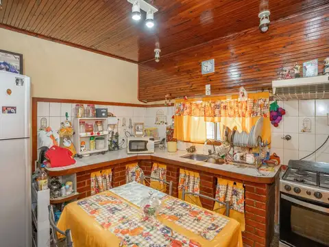 Casa 7 ambientes con 2 baños