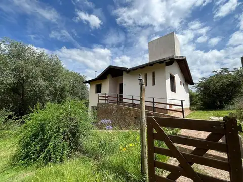 SE VENDE CASA 2 DORM Y DECK A LAS SIERRAS GIARDINO