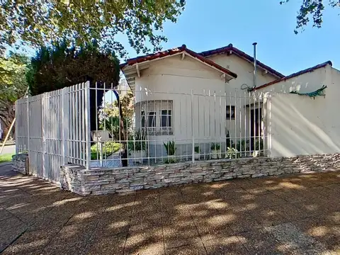 VENTA   Casa en esquina 3 amb garage , San Martin