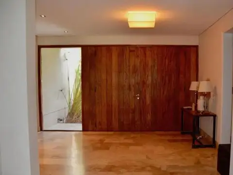 Casa en Alquiler con 2 cocheras