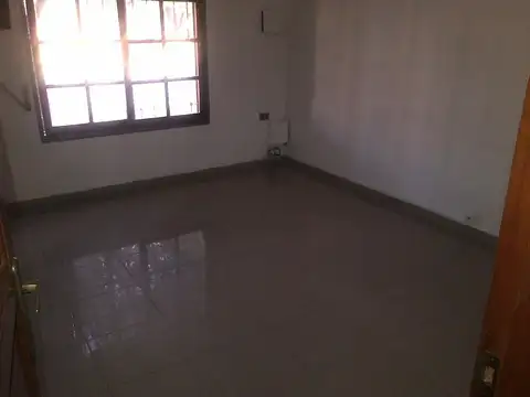 CASA 2 DORMITORIOS, COCHERA DOBLE, CON PATIO Y ASADOR