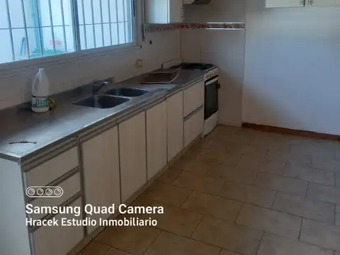 Amplio PH en alquiler, dos ambientes en Castelar Sur