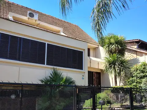 Casa en Venta, Cinco Ambientes con Pileta y Parrilla, Castelar Norte