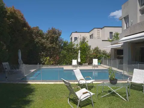 Casa 8 ambientes con 3 baños