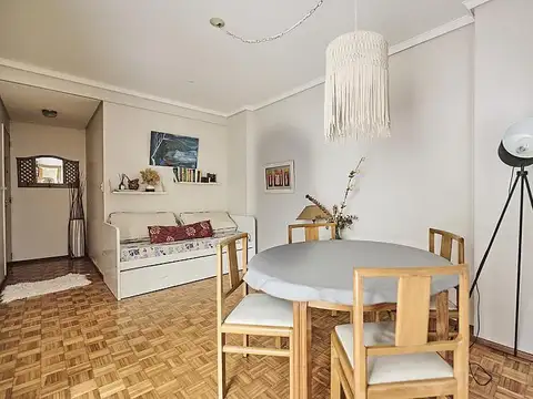 Departamento 2 ambientes Impecable semipiso con balcon en Recoleta.