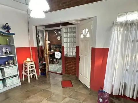 Casa 4 ambientes con 2 baños