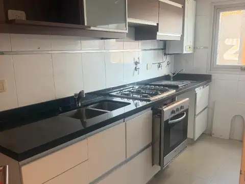 2 AMB AL FRENTE CON BALCON